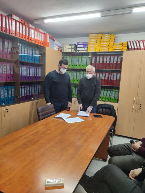 Ο πρόεδρος της Δ.Ε.Υ.Α Έδεσσας Χατζόγλου Ιωάννης μετά τις υπογραφές.
